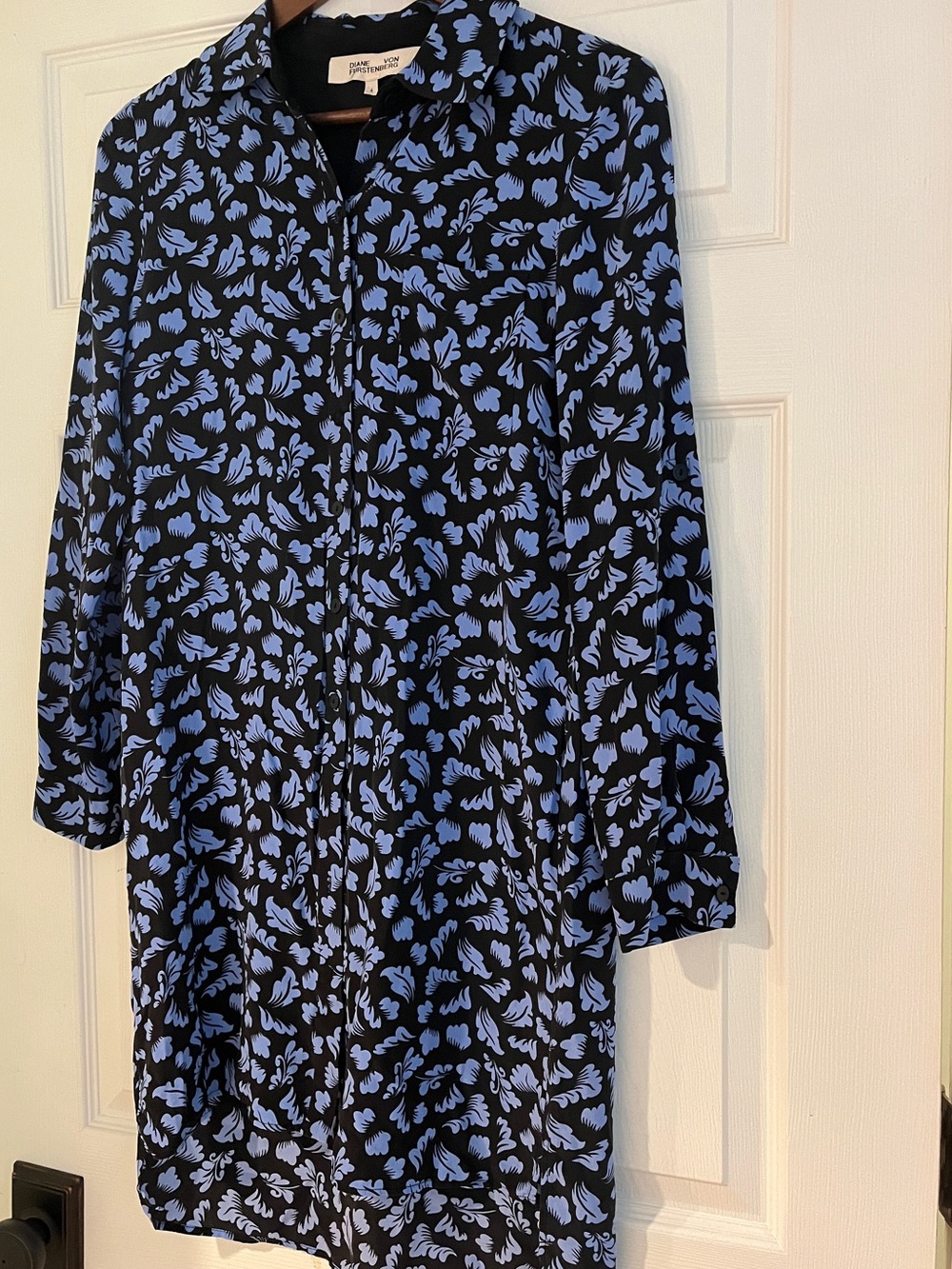 Diane Von Furstenberg Black Dress with Periwinkle Floral Print 100% silk size 4